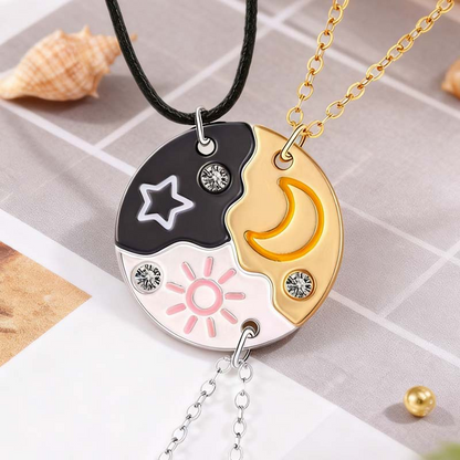 ⏰ Beperkte aanbieding! 💎 3-delige set vriendschapskettingen – ontwerp met zon, maan en sterren 🌞🌙✨ | Versierd met kristallen 💎 – zinklegering 🛡️