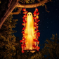 Hangende Halloween-spookfiguur op schommel met op afstand bedienbare LED-verlichting en esdoornbladeren